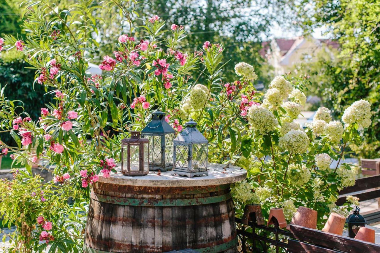 Oleander Romantik Zimmer Trausdorf an der Wulka Luaran gambar